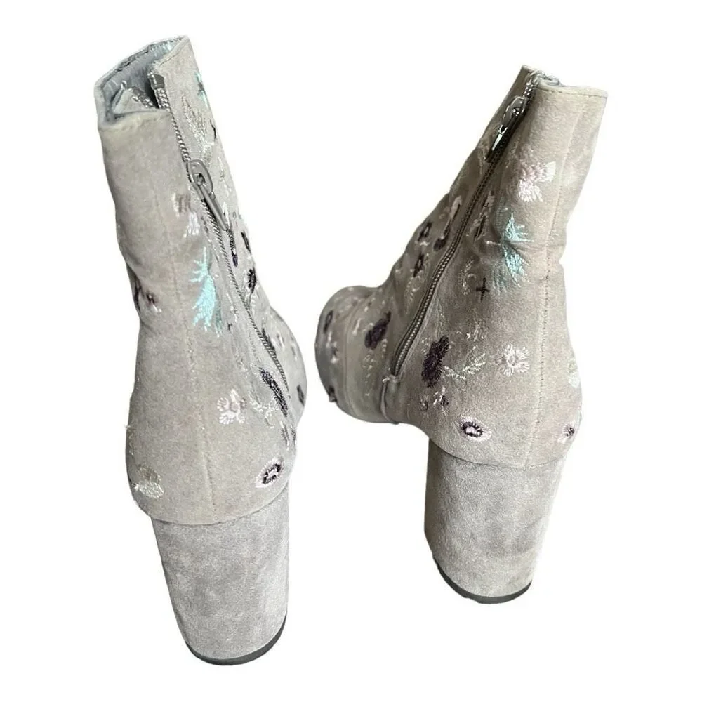 Womens JustFab Saige Boots Gray Suede Floral Embroidered Almond Booties - Sz 6.5
